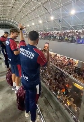 Recepção histórica da torcida do Fortaleza no aeroporto (Reprodução gambito.blog)